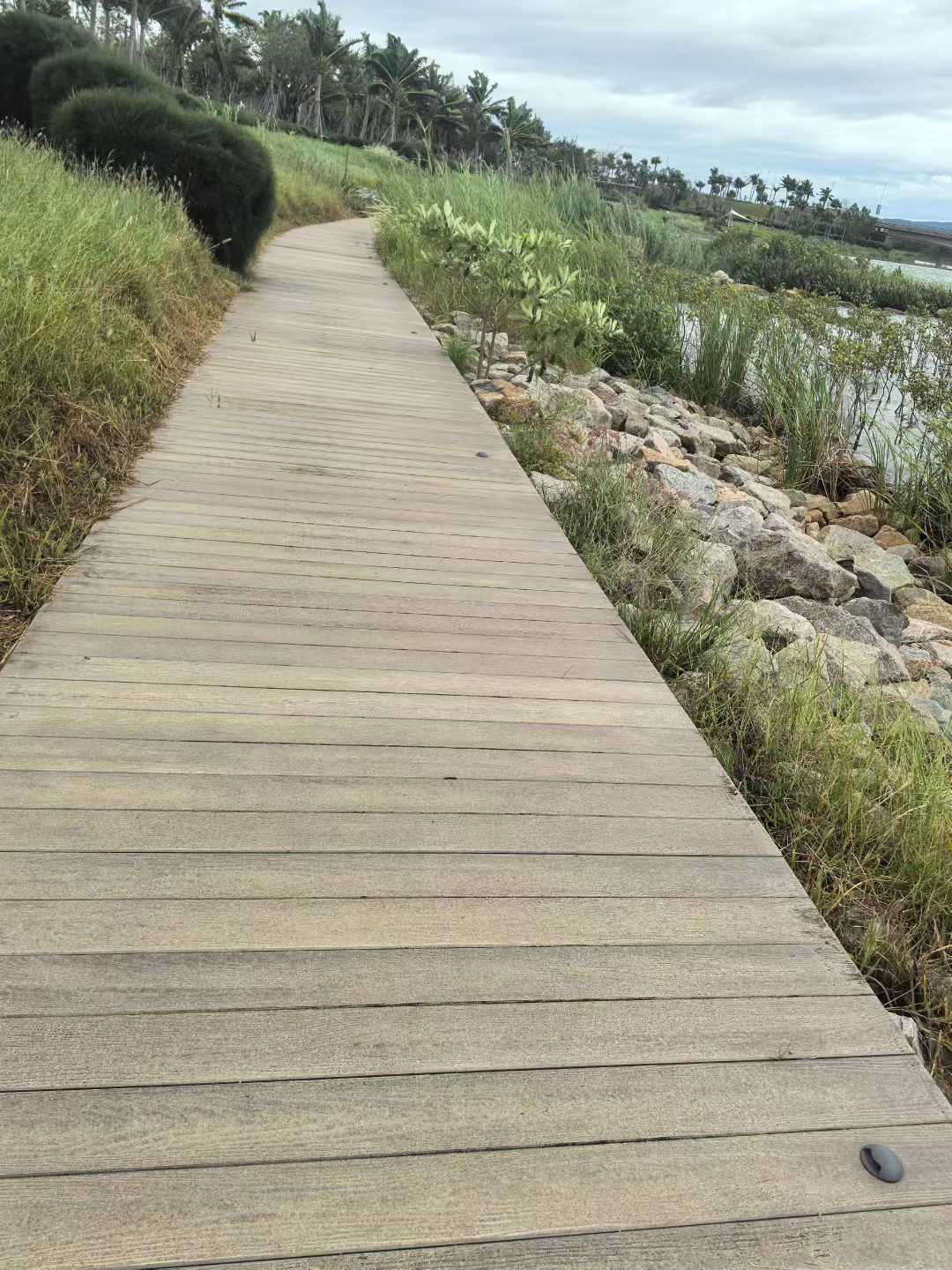 纤维水泥木纹栈道板，三亚海棠湾应用案例，防火、防潮、耐腐蚀，安装方便坚固耐用，造价还不高。可以定制，全国供货💯